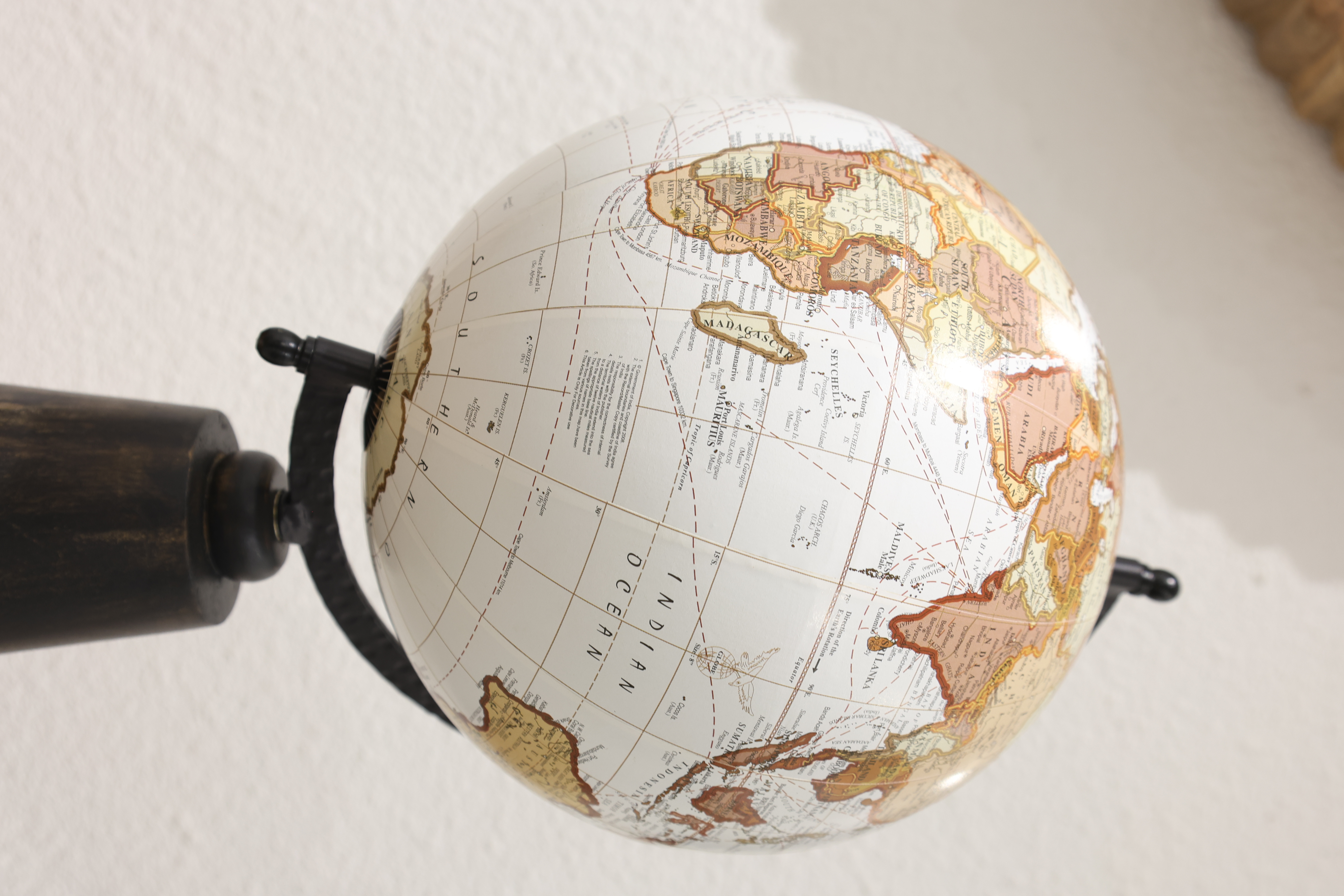 Hand Carving Leg Unique Globe